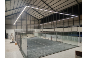 Hur många strålkastare behöver en padelbana?