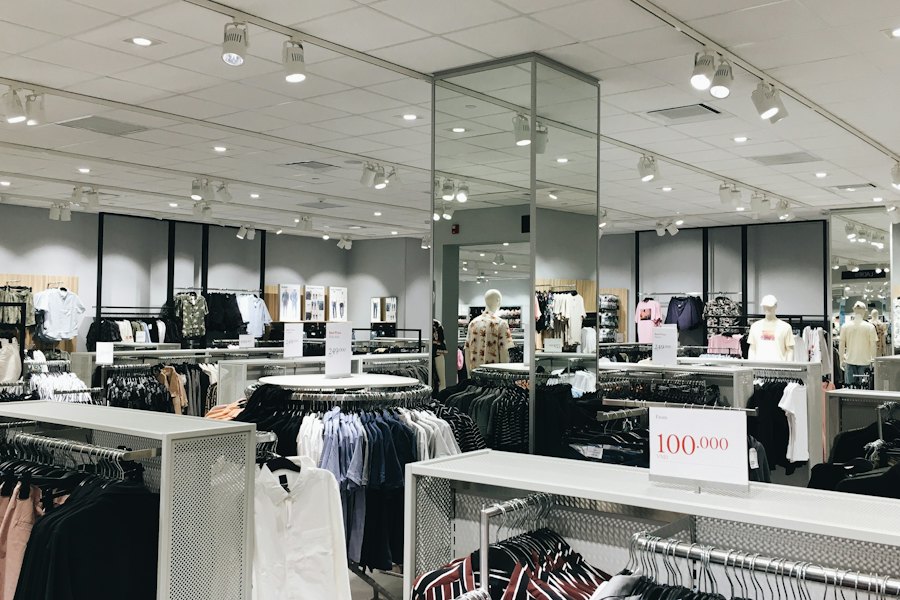 Ljus klädbutik med bra belysning