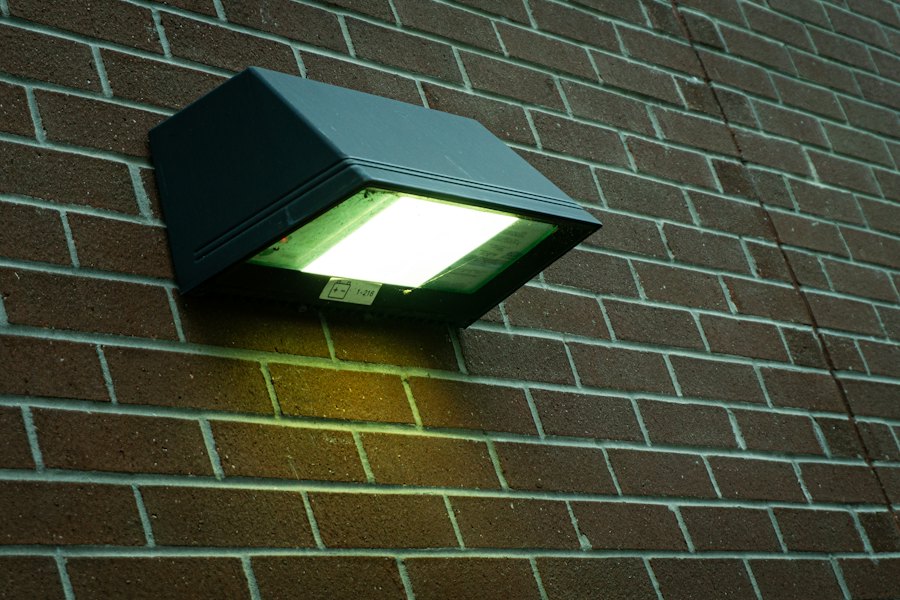 Vattentät utomhuslampa på en tegelfasad