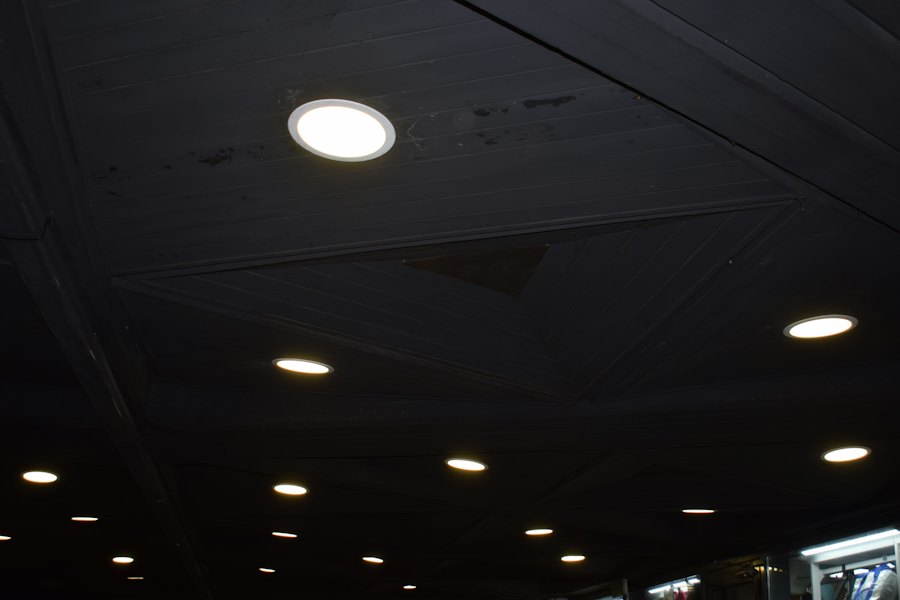 Runda infällda downlights i ett mörkt tak