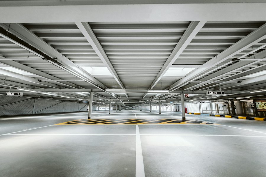 Parkeringshus med långa lysrörsarmaturer i taket