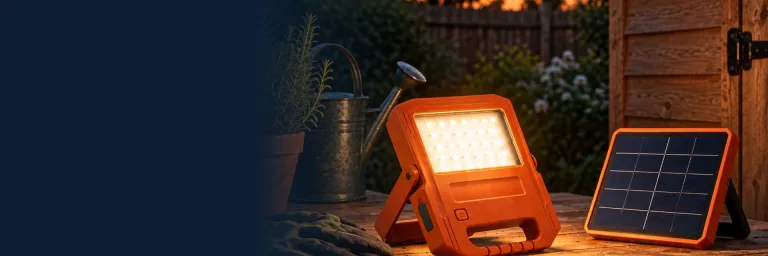 Solcells-LED-bygglampa med solpanel