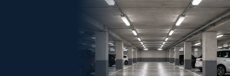 Vattentäta LED-lysrörsarmaturer i ett parkeringsgarage