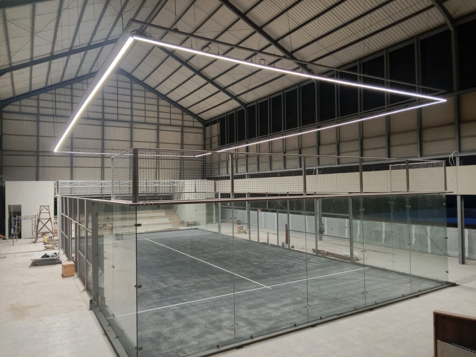 Padelbanor belysta med linjär LED-ljuslinjebelysning (1)