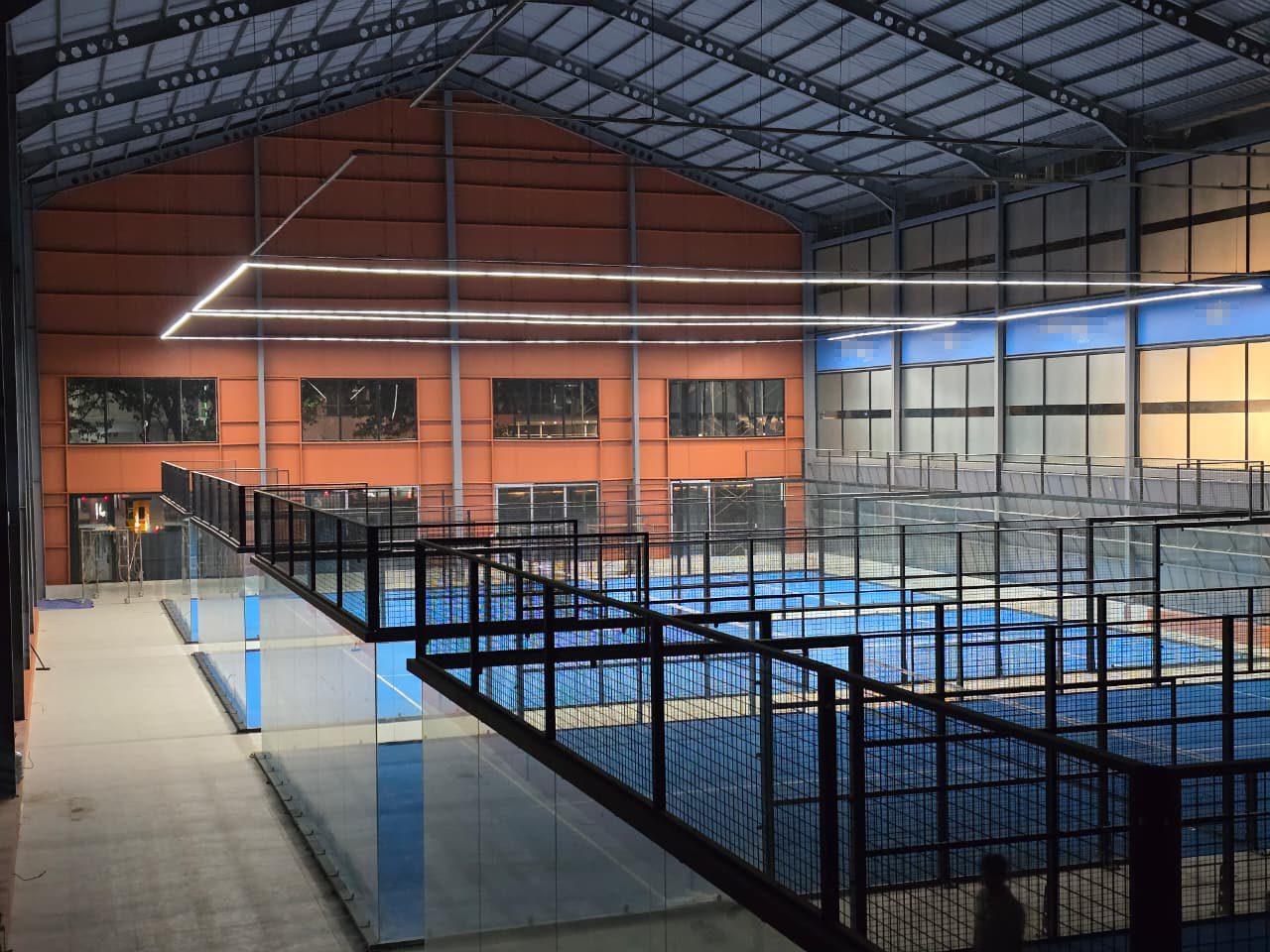 Padelbanor belysta med linjär LED-ljuslinjebelysning (2)