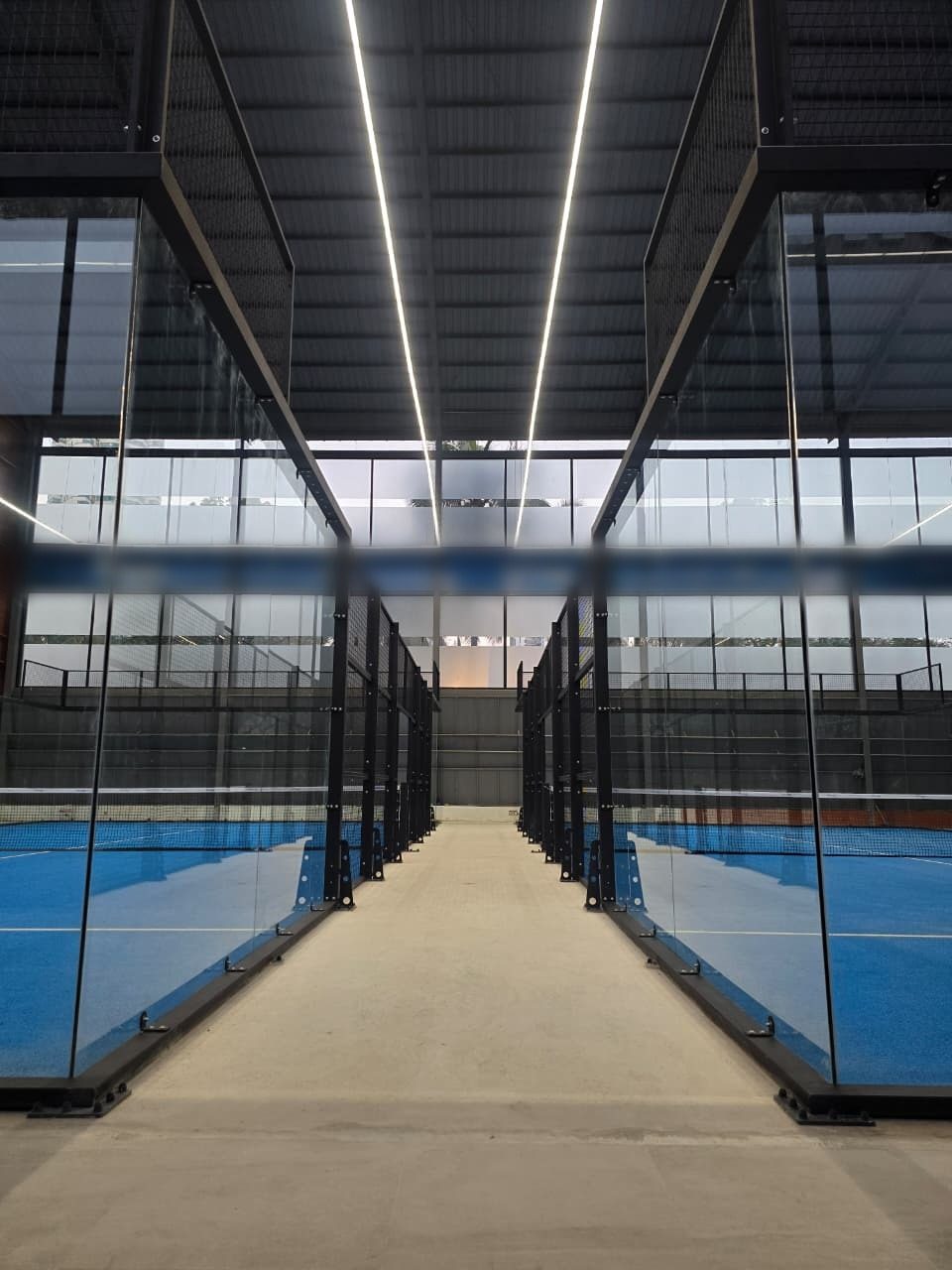 Padelbanor belysta med linjär LED-ljuslinjebelysning (3)