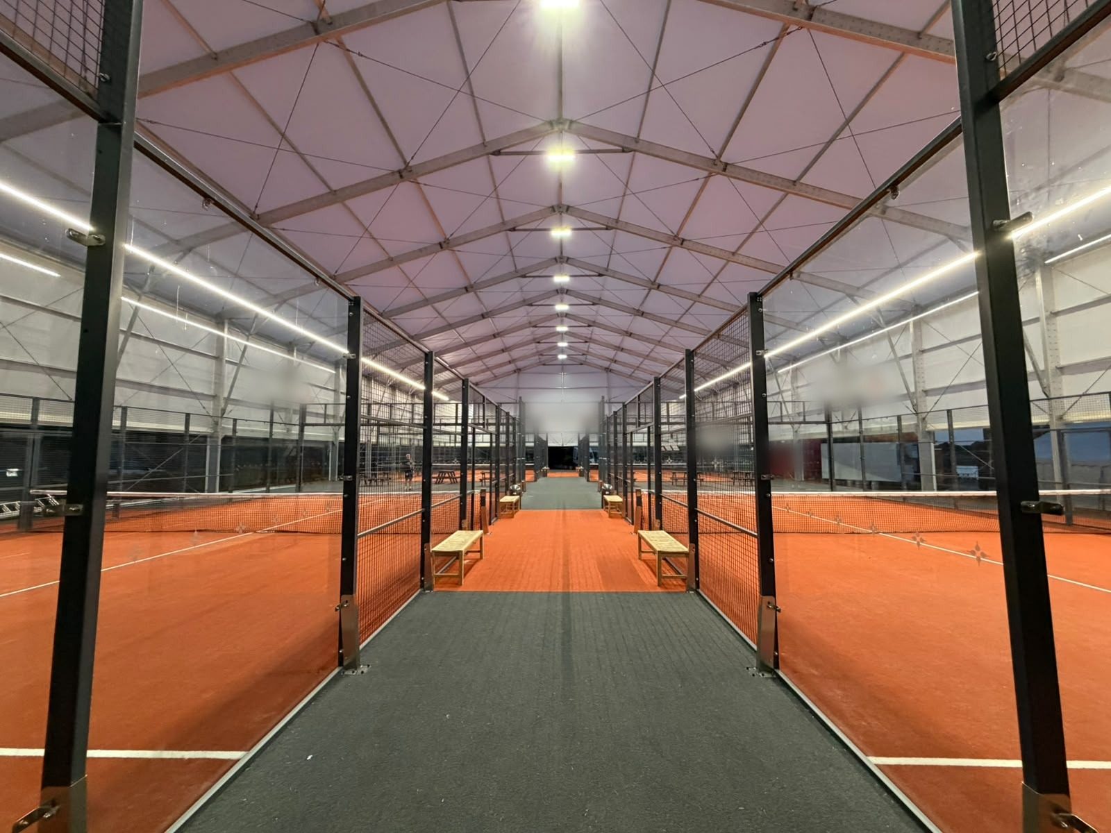 Padelbanor belysta med linjär LED-ljuslinjebelysning (4)