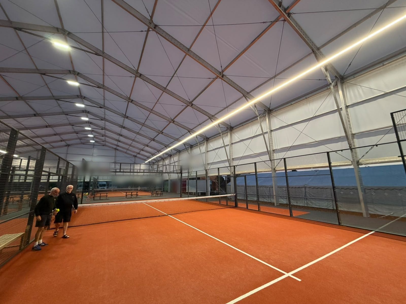 Padelbanor belysta med linjär LED-ljuslinjebelysning (5)